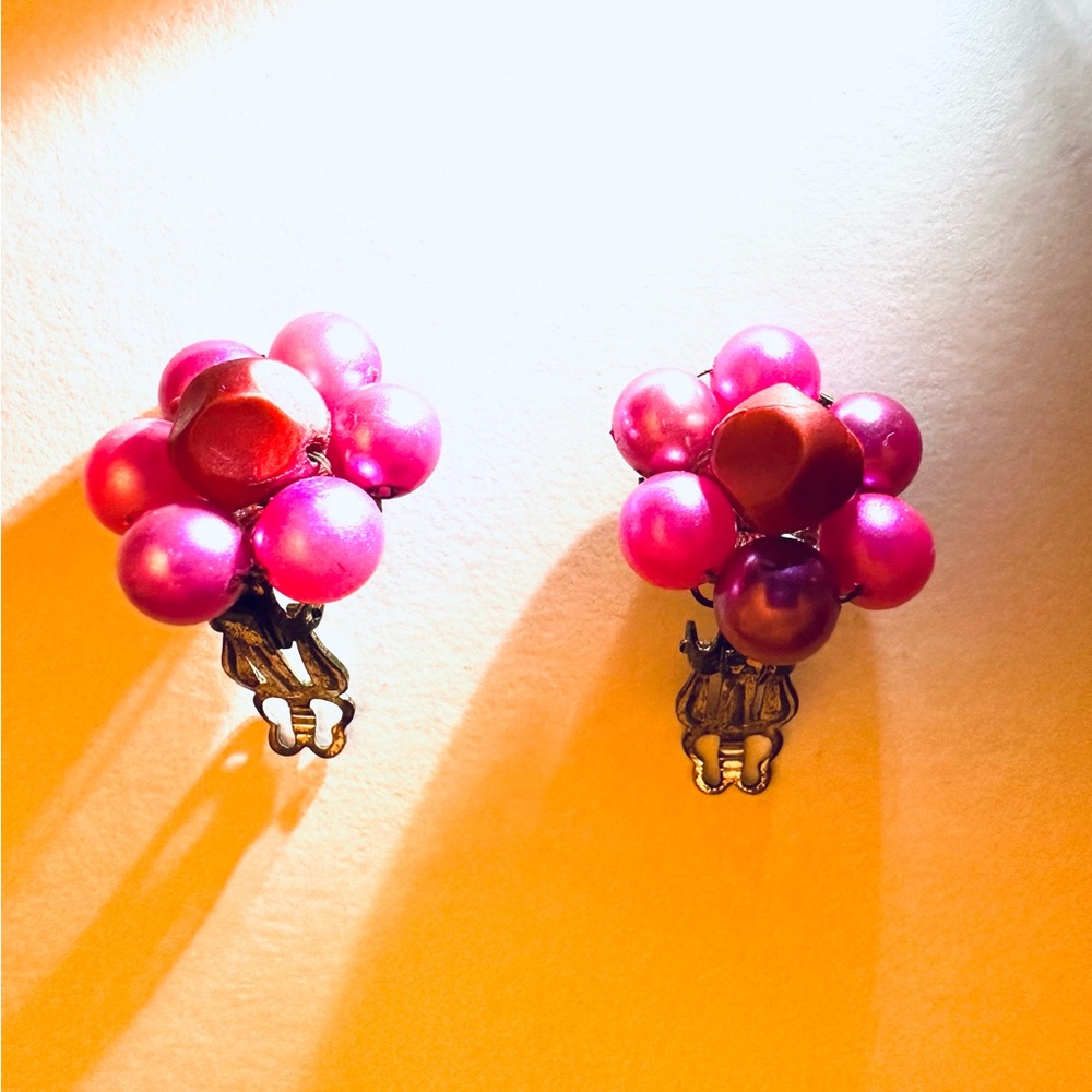 Earrings 💗Price Drop💗 Pink/Fushia Pearls 40/50's Beautiful/JAPAN Art 1/2"